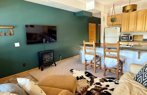 Grand View Highlands Apartment | Peaceful 2-bedroom apartment - dogs welcome