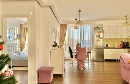 Centrul Vechi Apartment | Peaceful 2-Bedroom Apartment with Stunning View of the Brasov Mountains