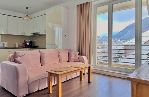 Centrul Vechi Apartment | Peaceful 2-Bedroom Apartment with Stunning View of the Brasov Mountains
