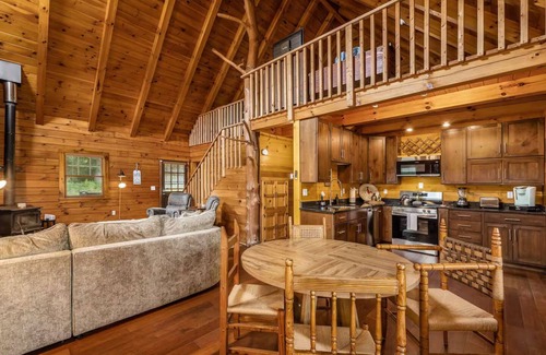McArthur Cabin | Peaceful 2-Bedroom Cabin near Lake Hope State Park in the Hocking Hills Region