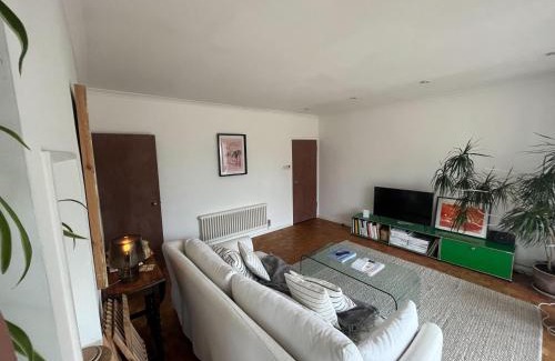 Victoria Apartment | Peaceful 2 Bedroom Flat with Roof Terrace - Hackney