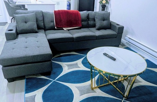 Southwest Edmonton House | Peaceful 2 Bedroom Guest Suite located at the SW Edmonton close to the airport.