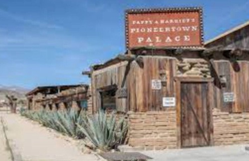 Landers House | Peaceful 2 Bedroom High Desert Getaway on 5 acres!