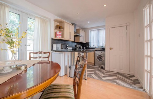 Cheetham Hill Apartment | Peaceful 2 Bedroom House near City Centre