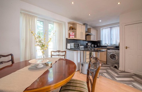 Cheetham Hill Apartment | Peaceful 2 Bedroom House near City Centre