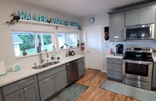 Shelton House | Peaceful 2+ Bedroom House, Salt Water Peekaboo View, WiFi, A/C & near the Park.