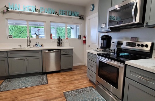 Shelton House | Peaceful 2+ Bedroom House, Salt Water Peekaboo View, WiFi, A/C & near the Park.
