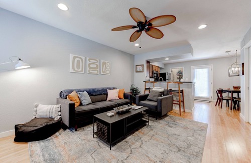 South Lamar House | Peaceful 2 BR off of So Lamar w/Pool Minutes to Dwntwn 1 KNG/1QN BR Free parking