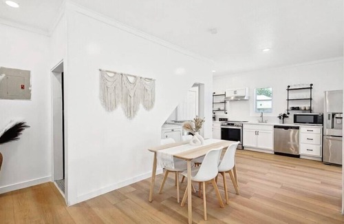 Denton House | Peaceful 2BR 1B Guest House with Hot Tub
