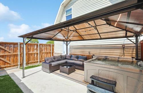 Denton House | Peaceful 2BR 1BA Holiday Guest House with Hot Tub