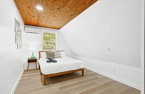 Denton House | Peaceful 2BR 1BA Holiday Guest House with Hot Tub