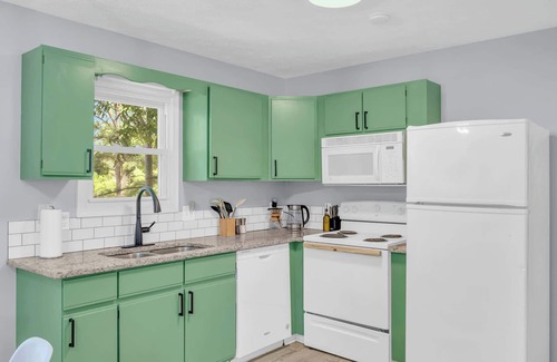 Parker House | Peaceful 2BR | King Bed | Near DT Greenville