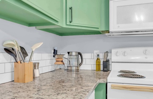 Parker House | Peaceful 2BR | King Bed | Near DT Greenville