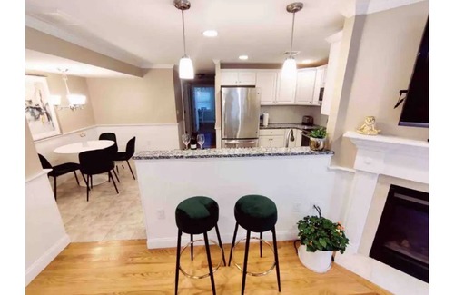 Melrose Apartment | Peaceful 2BR near US Route 1 and Boston.