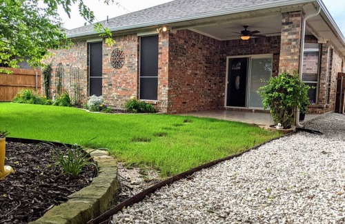Keller House | Peaceful 3/2 with Backyard Garden