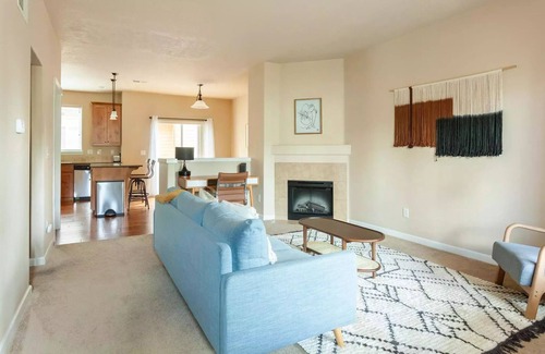 Five Oaks House | Peaceful 3-BDR townhome with WiFi, AC in Beaverton - 24 Hour Self Check in