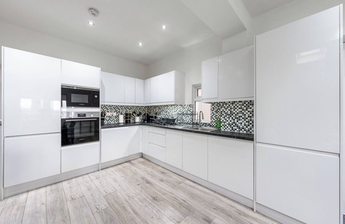 College Park and Old Oak House | Peaceful 3 Bed Acton Retreat Zone 2 Sleeps 9