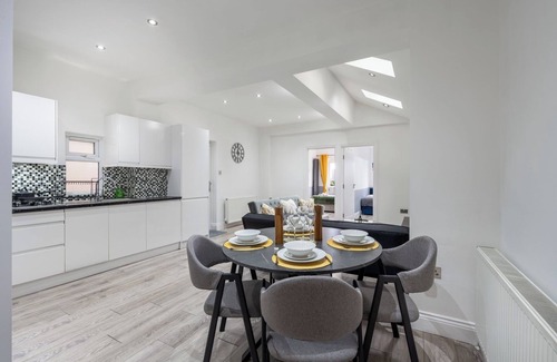 College Park and Old Oak House | Peaceful 3 Bed Acton Retreat Zone 2 Sleeps 9