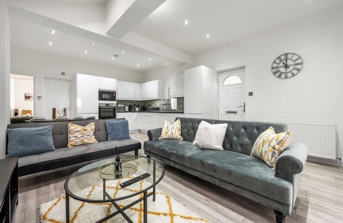 College Park and Old Oak House | Peaceful 3 Bed Acton Retreat Zone 2 Sleeps 9