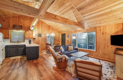 Hale Cottage | Peaceful 3-Bedroom Getaway on Loon Lake – Paddle, Hike, Unwind