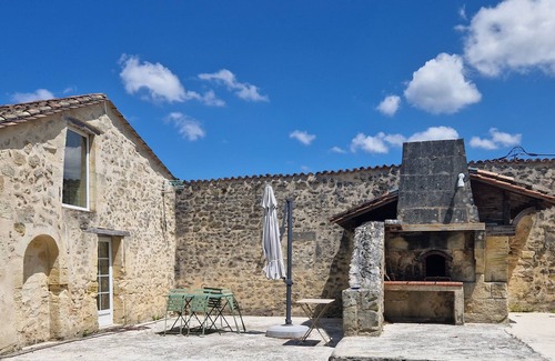 Saint-Andre-de-Cubzac House | Peaceful 3-star gîte in the heart of Château l'Insoumise