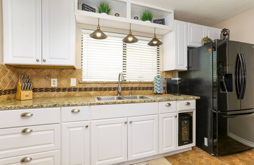 Heritage House | Peaceful 3bd 2 bath home near Sea World & BMT with pool