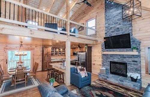 Austinburg Cabin | Peaceful 3BR Cabin Retreat w/Hot Tub-Near Wineries, Geneva-on-the-Lake & Spire