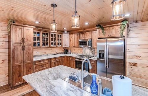 Austinburg Cabin | Peaceful 3BR Cabin Retreat w/Hot Tub-Near Wineries, Geneva-on-the-Lake & Spire