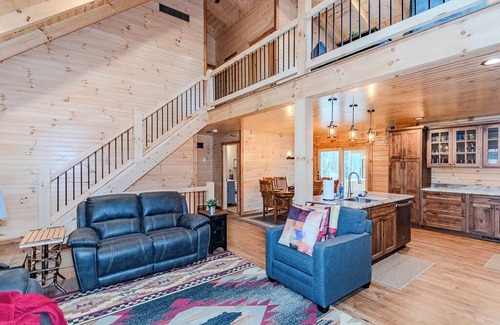 Austinburg Cabin | Peaceful 3BR Cabin Retreat w/Hot Tub-Near Wineries, Geneva-on-the-Lake & Spire