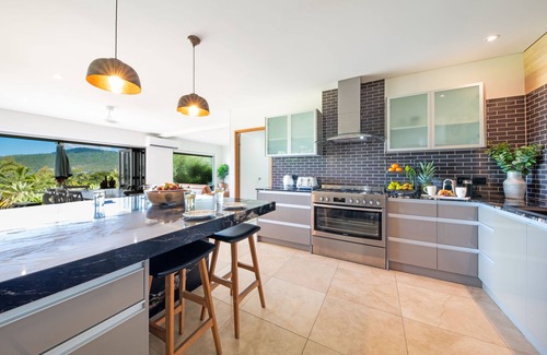 Airlie Beach House | Peaceful 4 Bed 3 Bath property overlooking Pioneer Bay & Airlie Beach beyond