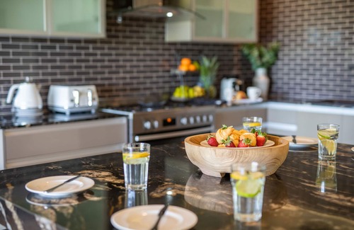 Airlie Beach House | Peaceful 4 Bed 3 Bath property overlooking Pioneer Bay & Airlie Beach beyond