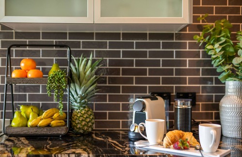 Airlie Beach House | Peaceful 4 Bed 3 Bath property overlooking Pioneer Bay & Airlie Beach beyond