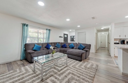 Weatherford House | Peaceful 4 Bedroom - Sleeps 12 - Hospital District
