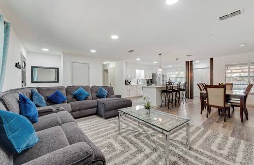 Weatherford House | Peaceful 4 Bedroom - Sleeps 12 - Hospital District