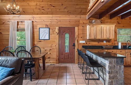 Stanley Cabin | Peaceful 5-bedroom cabin with hot tub and views