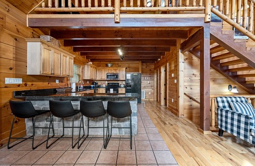 Stanley Cabin | Peaceful 5-bedroom cabin with hot tub and views