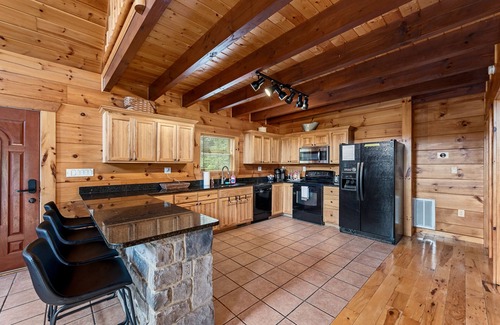 Stanley Cabin | Peaceful 5-bedroom cabin with hot tub and views