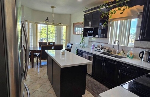 Newton House | Peaceful 5-bedroom House with WiFi in Surrey Central