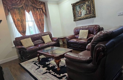 Newton House | Peaceful 5-bedroom House with WiFi in Surrey Central