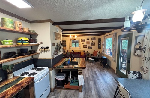 Geyser House | Peaceful Acres – Quiet Western Themed Retreat & Outdoor Fun