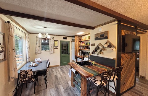 Geyser House | Peaceful Acres – Quiet Western Themed Retreat & Outdoor Fun