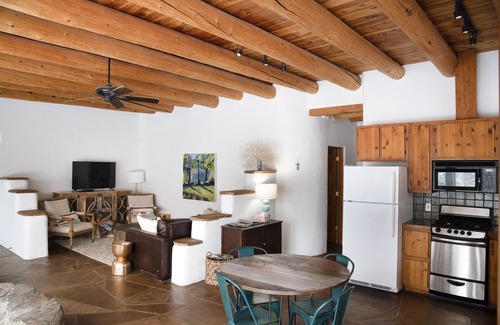 Valdez House | Peaceful Adobe Compound 2 Houses between Taos TSV - Mountain Views, Hot Tub