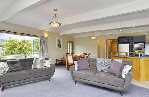 Akaroa House | Peaceful Akaroa Retreat - pet friendly