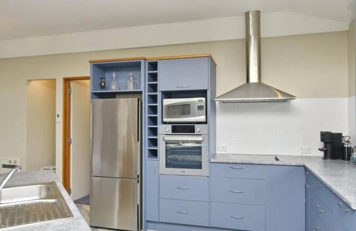Akaroa House | Peaceful Akaroa Retreat - pet friendly