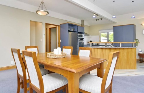 Akaroa House | Peaceful Akaroa Retreat - pet friendly