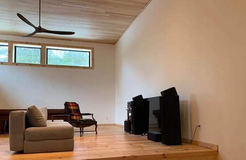 Pontiac Cabin | Peaceful all-season manor retreat