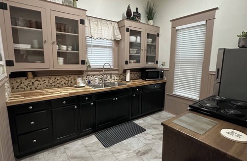 Hillsboro House | Peaceful and centrally located 2-bedroom house with AC and WiFi in Hillsboro