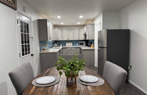 Hoschton House | Peaceful and Charming Getaway 4-bedroom home in Braselton with WiFi, AC
