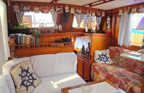 Marina del Rey Boat Rental | Peaceful and Cozy Boat Stay in Marina Del Rey