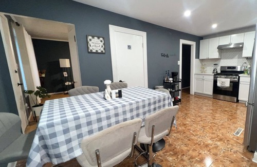 Ashburn House | Peaceful and Lovely 3-bedroom house near MDW. Furry friends welcomed